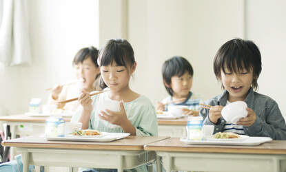 子供達の食事の写真